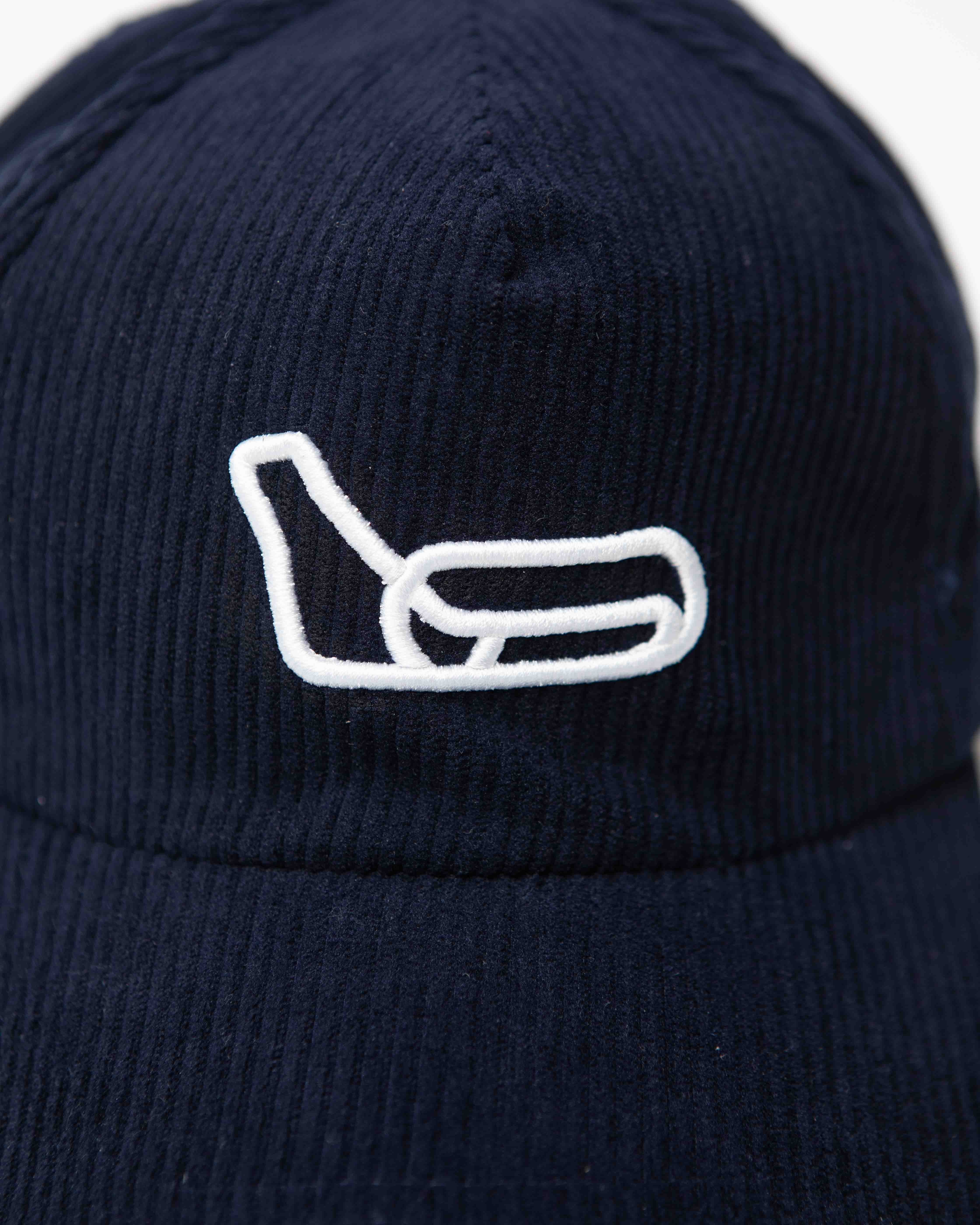 CAPPELLO IN VELLUTO CON LAYOUT PISTA - BLU