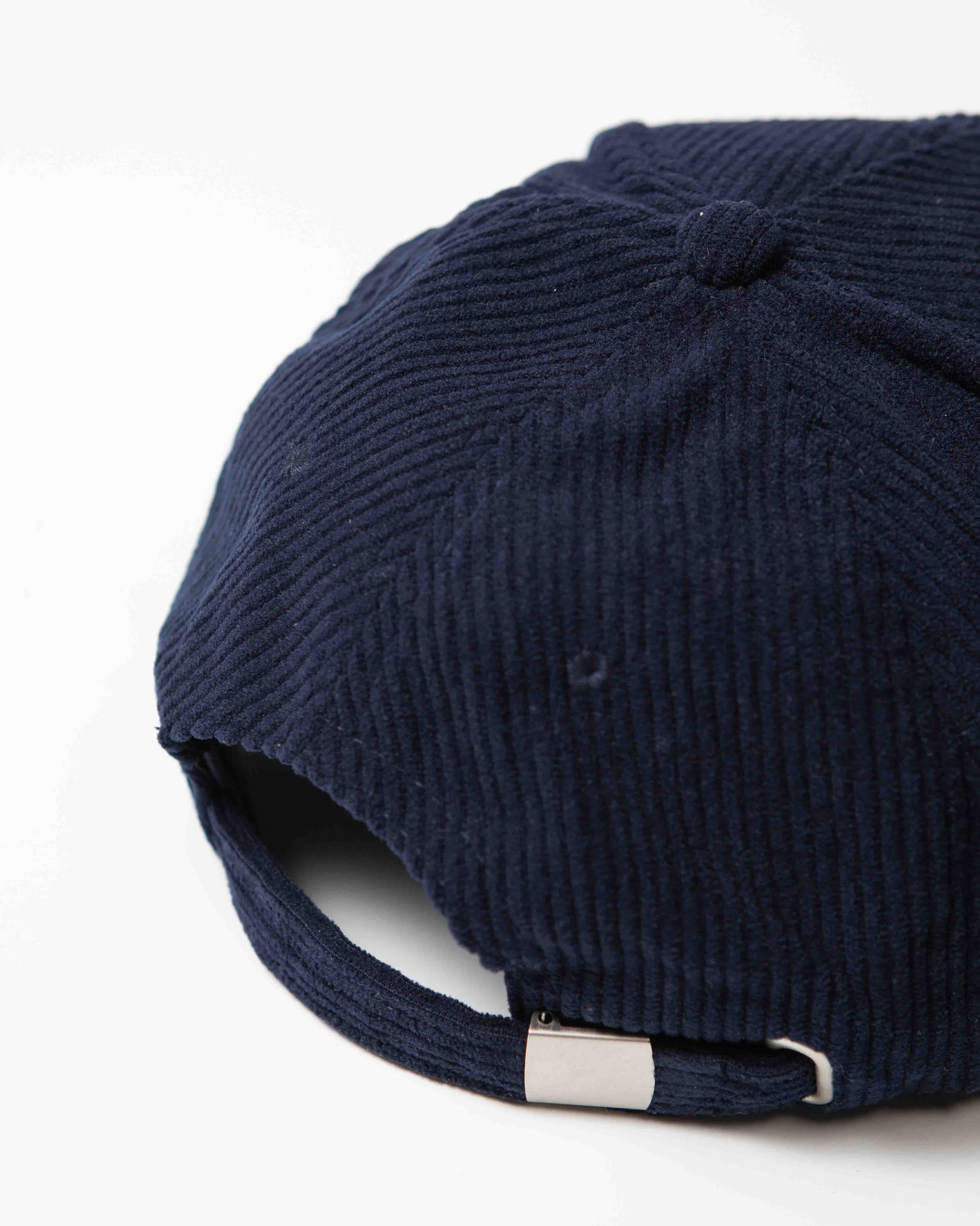 Cappello blu in velluto con layout Pista