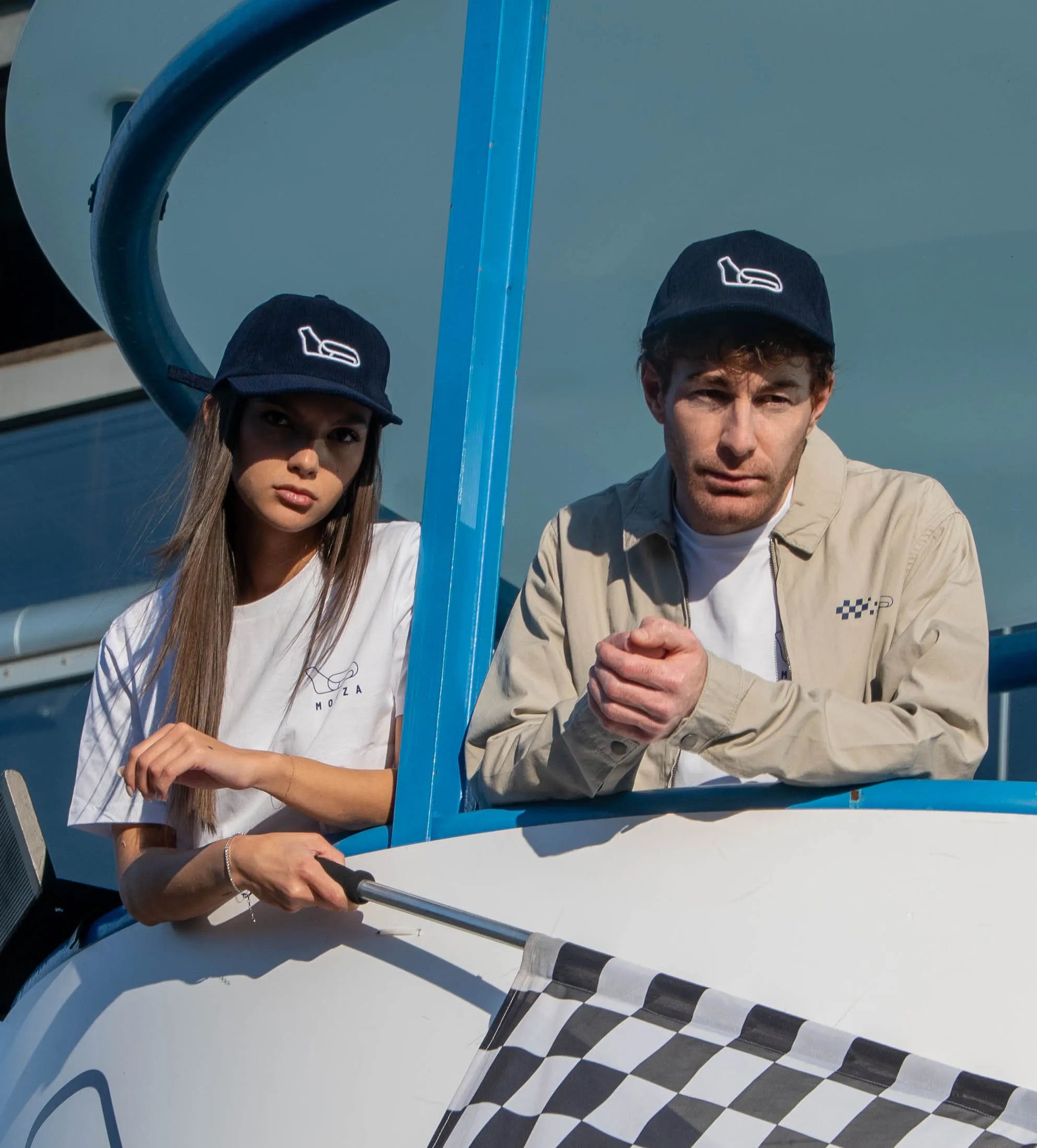 CAPPELLO IN VELLUTO CON LAYOUT PISTA - BLU